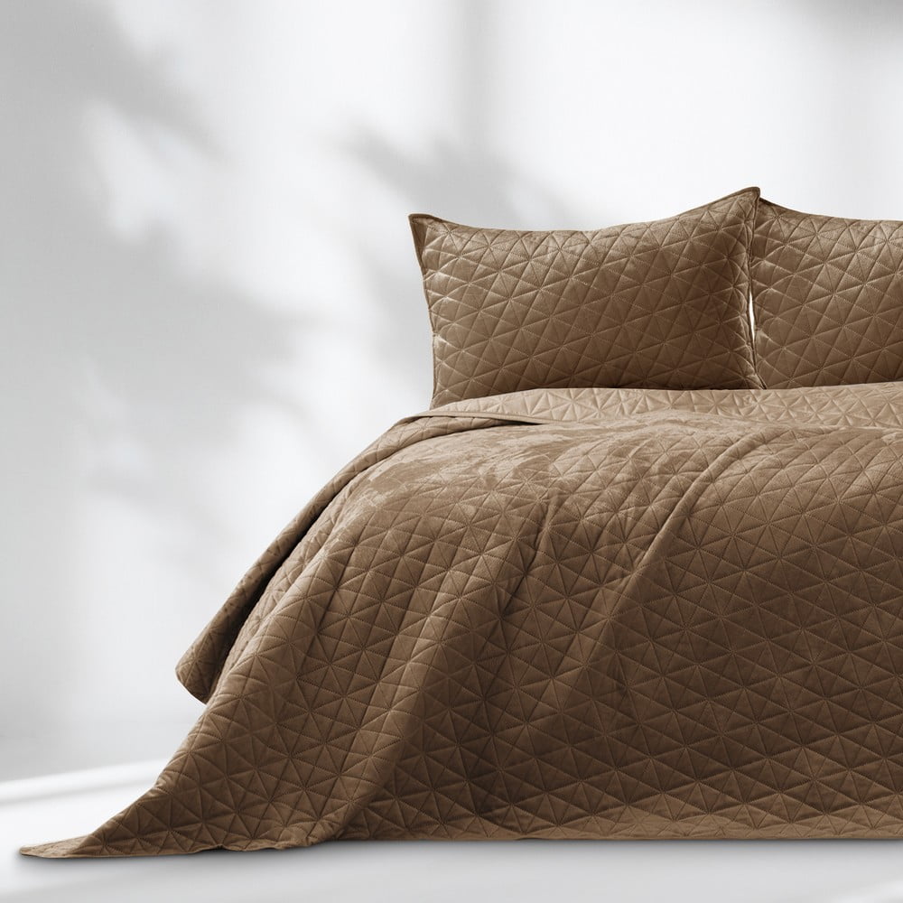 Világosbarna bársony steppelt ágytakaró 170x210 cm Laila – AmeliaHome